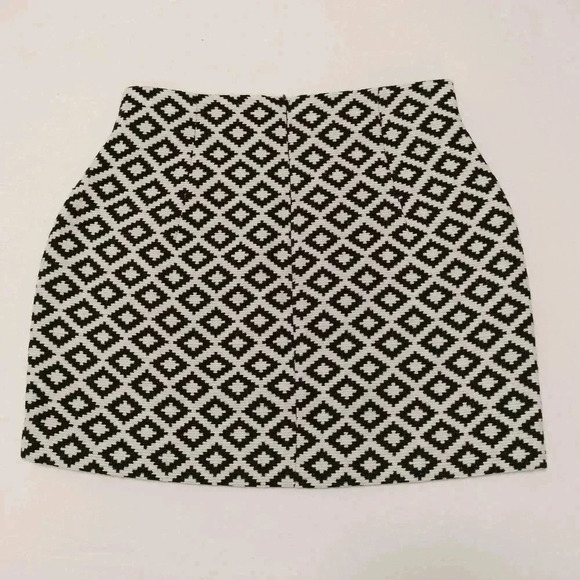 Zara Woman Size Medium Mini Geometric Black White pattern Skirt - Picture 1 of 6